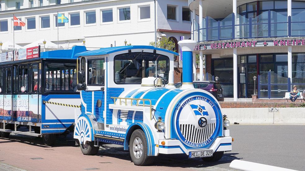 Über eine solche Bimmelbahn, hier im Nordseeort Büsum, wird gerade auch in Greetsiel gesprochen. Foto: Pixabay