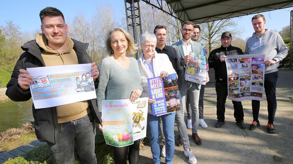 Sie machen in Wiesmoor Programm (von links): Erik Hemken (Wirtschaftsgemeinschaft Wiesmoor), Ute Rittmeier (Stadtmarketing), Arianne Schoon (Torf- und Siedlungsmuseum), Jens Albers (Stadtverwaltung), Bürgermeister Sven Lübbers, Joel Siemer (Wiesmoor Touristik), Dennis Athen und Tobias Jalaß (Mein Lieblingsevent). Foto: Böning