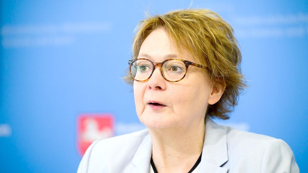 Niedersachsens Innenministerin Daniela Behrens (SPD) informiert bei einer Pressekonferenz im Innenministerium über die Polizeiliche Kriminalstatistik 2024. Foto: dpa/ Julian Stratenschulte