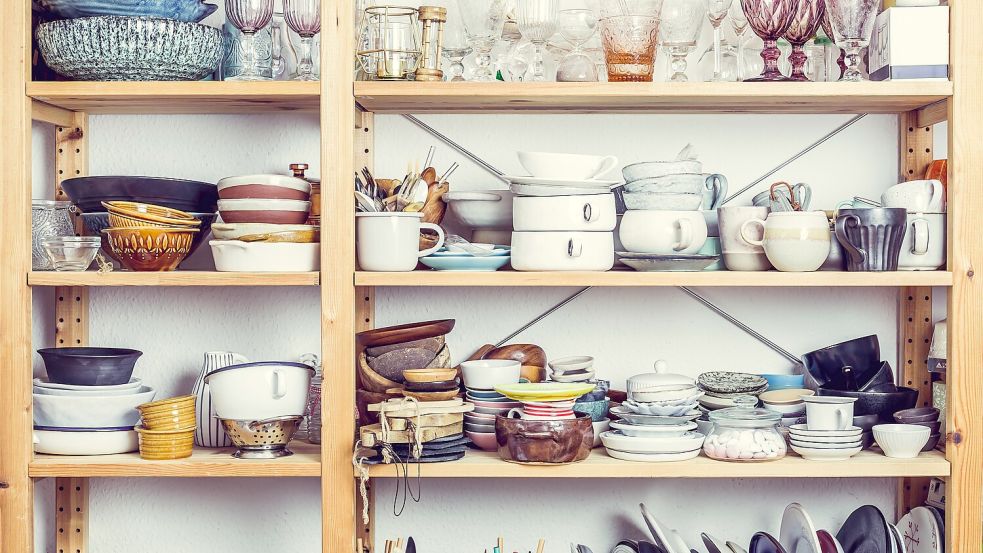 Über die Zeit sammeln viele von uns eine Menge Dinge an. Und auch, wenn sie vielleicht unnütz sind, fällt es schwer sie einfach zu entsorgen. Foto: IMAGO/Panthermedia/Brebca