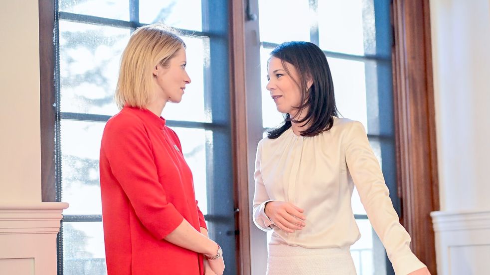 Demonstrative Solidarität mit Kanada: Außenministerin Annalena Baerbock (Grüne) und die EU-Außenbeauftragte Kaja Kallas (l) zeigen sich beim Treffen der G7-Außenministerinnen und -Minister in den Landesfarben des von US-Präsident Donald Trump attackierten Landes. Foto: Sebastian Christoph Gollnow/dpa