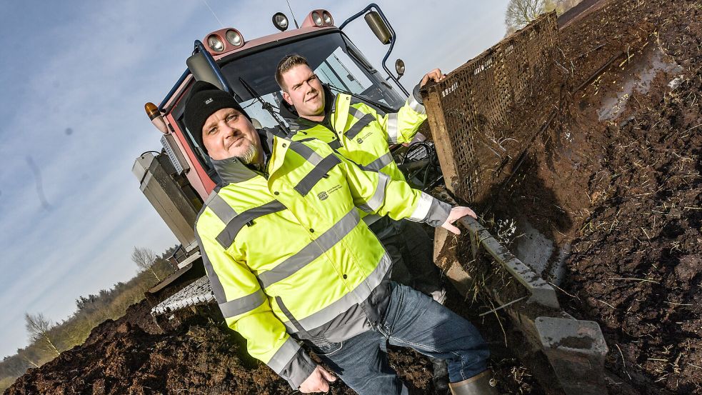 AWT-Geschäftsführer Frank Tamminga (links) und Mitarbeiter Tim Ulrichs auf der Baustelle im Landschaftsschutzgebiet „Am Ottermeer“. Foto: Ortgies