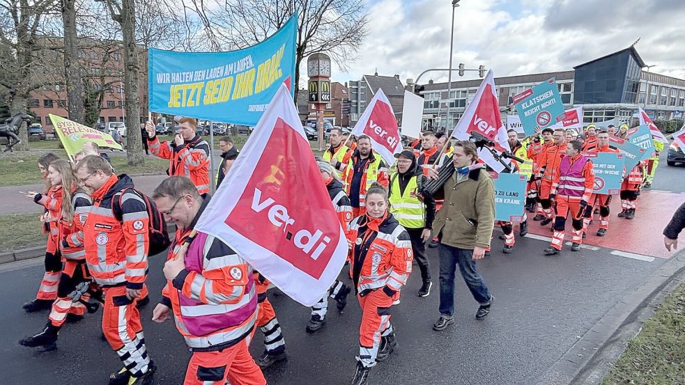 Am Pferdemarkt kam der Zug der streikenden Mitarbeiterinnen und Mitarbeiter der Rettungsdienste vorbei. Foto: Aiko Recke