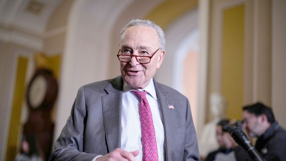 Nach einigem Widerstand gegen einen Haushaltsentwurf der Republikaner lenkt der demokratische Minderheitsführer im Senat, Chuck Schumer, nun ein. (Archivbild) Foto: J. Scott Applewhite/AP/dpa