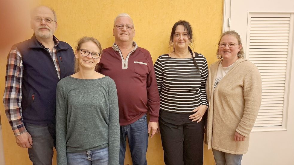 Die Vorstandsmitglieder Uwe Beek (von links), Katrin Pieper, Erwin Voskamp, Verena Voskamp und Rebekka Reemtsema wurden einstimmig wiedergewählt. Foto: privat