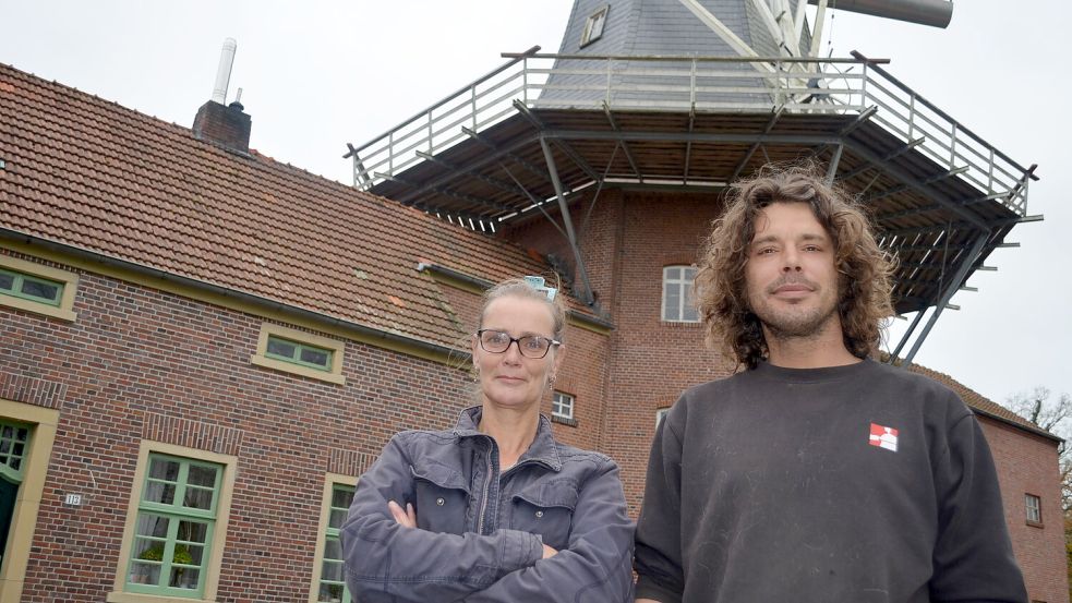 Susanne und Ronald Scheltens vor dem Mühlenensemble: Ihr Lebenstraum ist geplatzt. Wegen Auflagen zu den Zeiten, wann die Mühlenflügel sich drehen dürfen, könne er den Betrieb nicht wirtschaftlich führen, sagt der Müller. Nun will die Familie wieder wegziehen. Archivfoto: Fertig