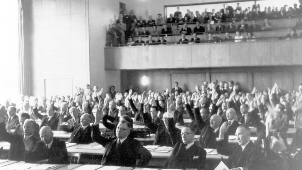 Der Parlamentarische Rat beschloss am 2. Mai 1949 das Grundgesetz. Es trat daraufhin erstmals am 23. Mai 1949 als provisorische Verfassung in Kraft. Foto: IMAGO/ZUMA/Keystone