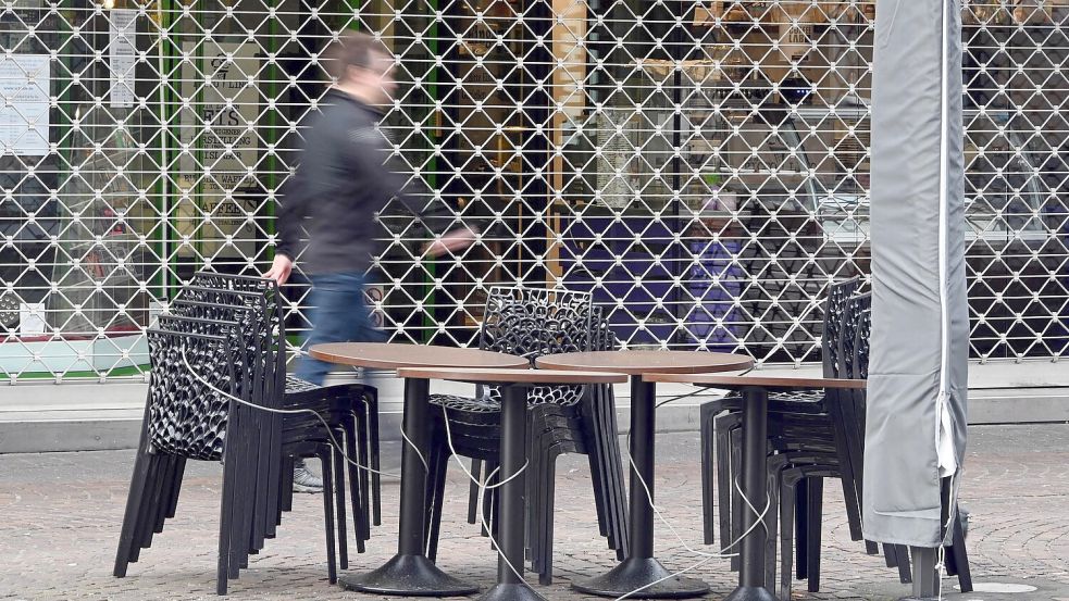 Weil viele Geschäfte schließen mussten, blieben Fußgängerzonen leer. (Archivbild) Foto: Uli Deck/dpa