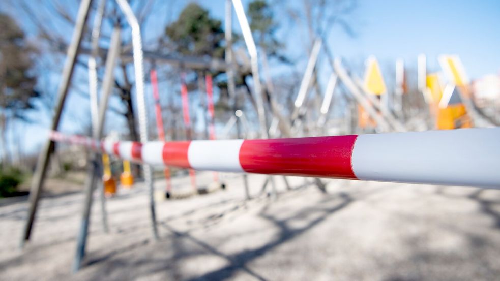 Auch Spielplätze wurden abgesperrt. (Archivbild) Foto: Bernd von Jutrczenka/dpa