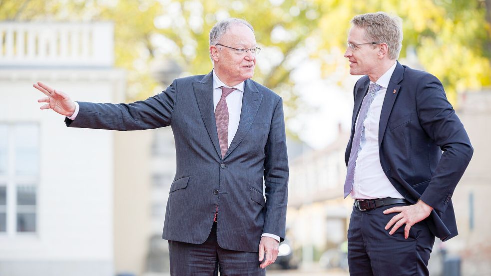 Stephan Weil (l), Ministerpräsident von Niedersachsen, begrüßt Daniel Günther (r), Ministerpräsident von Schleswig-Holstein, zur Ministerpräsidentenkonferenz. Im Expertentalk bezogen sie Stellung zu Leserfragen.d Foto: dpa/Michael Matthey