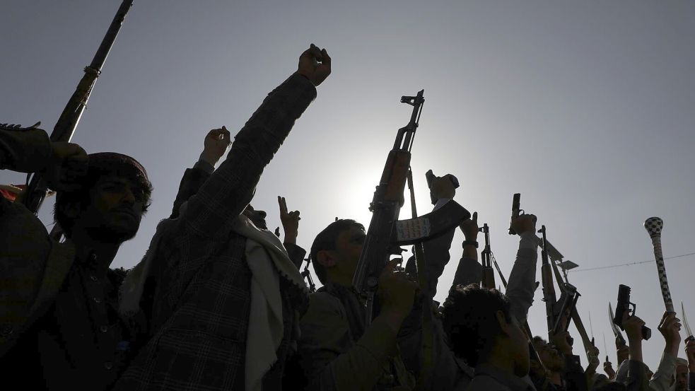 Die Huthi haben Vergeltung für die US-Angriffe angekündigt. Foto: Osamah Abdulrahman/AP/dpa