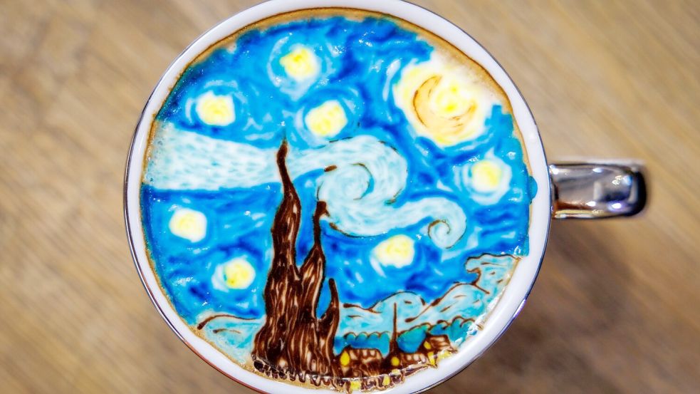Kunst im Kaffee: Der Milchschaum verwandelt sich in ein berühmtes Werk des Malers Vincent van Gogh. Foto: Daniel Karmann/dpa