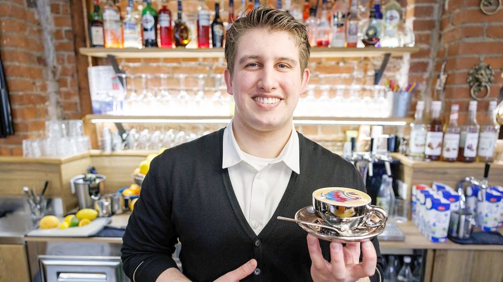 Ihm kann es nicht zu bunt sein: Bozzato bereitet den kunstvollen Milchschaum im Kaffee im Familienbetrieb zu. Foto: Daniel Karmann/dpa