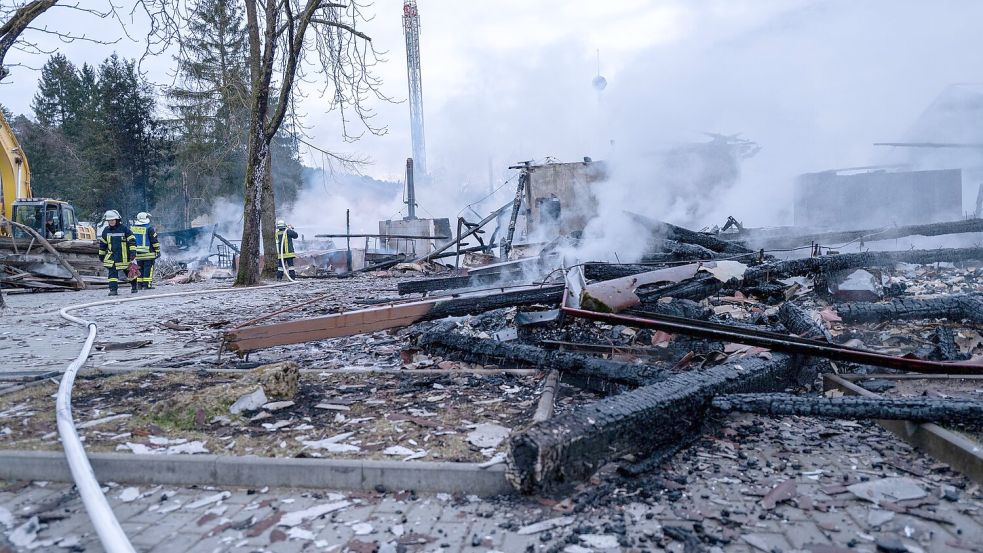 Nach dem Feuer qualmt es noch vielerorts. Foto: Pia Bayer/dpa