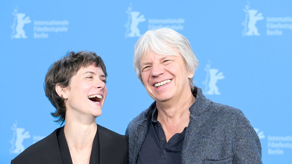 Liv Lisa Fries und Regisseur Andreas Dresen können beim Deutschen Filmpreis auf Auszeichnungen hoffen. (Archivbild) Foto: Soeren Stache/dpa