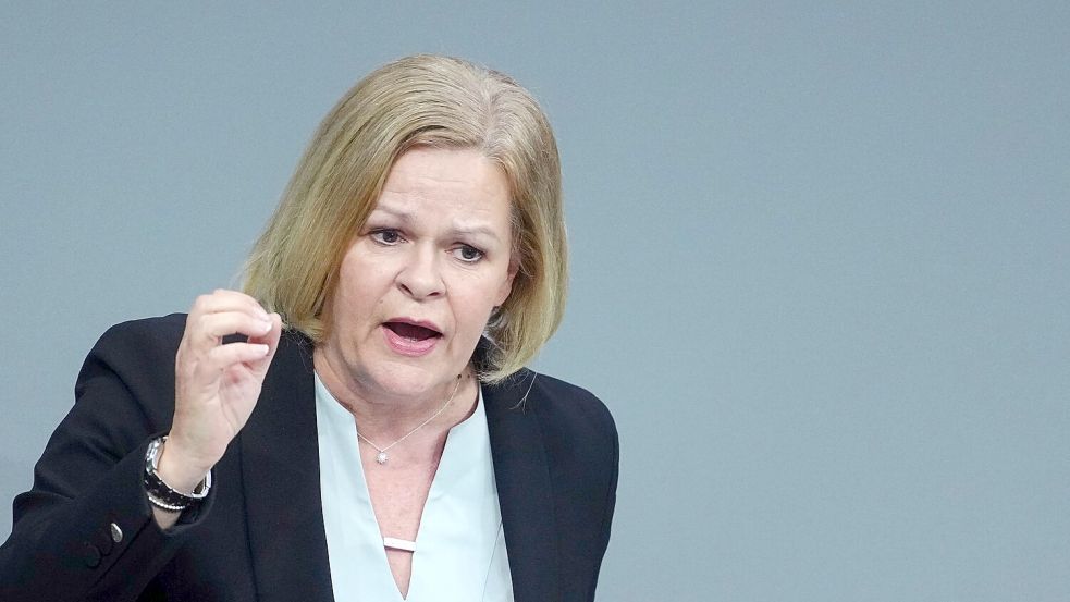 Bundesinnenministerin Nancy Faeser nannte die Tat in Gera ein grauenhaftes Verbrechen und forderte stärkeren Schutz für Frauen. (Archivbild) Foto: Kay Nietfeld/dpa