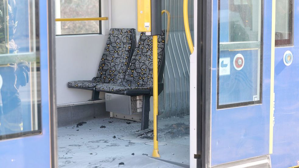 In der fahrenden Straßenbahn soll der tatverdächtige Ehemann des Opfers die Frau mit einer brennbaren Flüssigkeit überschüttet und dann angezündet haben. Foto: Bodo Schackow/dpa