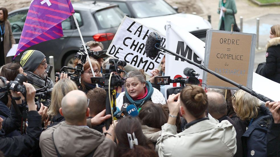Der 74-Jährige will sich im Prozess neuerdings seinen Opfern stellen. Zahlreiche Journalisten und Vertreter der Opferfamilien nahmen an den Verhandlungen teil, um ihre leidvollen Erfahrungen zu Gehör zu bringen. Foto: IMAGO/Lionel Le Saux