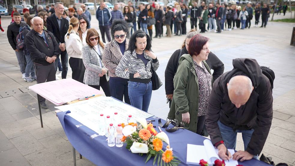 Nach der verheerenden Brandkatastrophe in der Diskothek in Kocani mit mindestens 59 Toten ist die Trauer in Nordmazedonien groß - die Menschen stehen Schlange, um sich in Kondolenzbücher einzutragen. Foto: Armin Durgut/AP/dpa