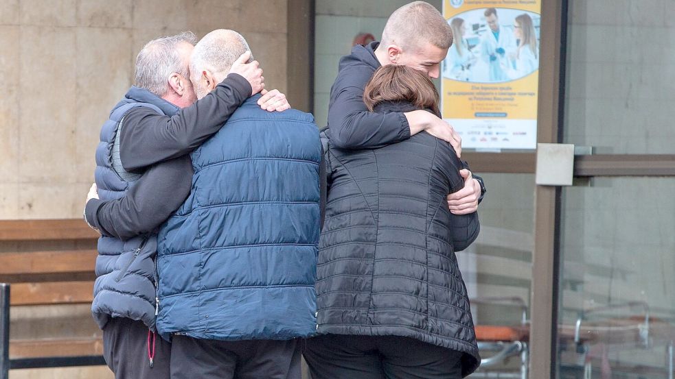 Schock und Trauer in Nordmazedonien nach der verheerenden Brandkatastrophe in der Diskothek in Kocani mit 59 Toten. Foto: Visar Kryeziu/AP/dpa