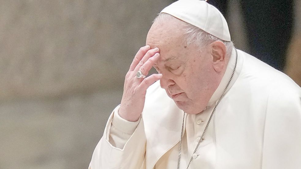 Franziskus ist weiter auf dem Weg der Besserung. (Archivbild) Foto: Andrew Medichini/AP/dpa