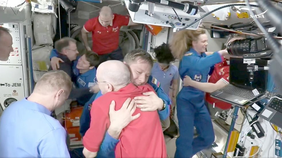 Am Wochenende begrüßte die ISS-Besatzung die Neuankömmlinge der „Crew 10“ mit Umarmungen. Foto: Uncredited/NASA/AP/dpa