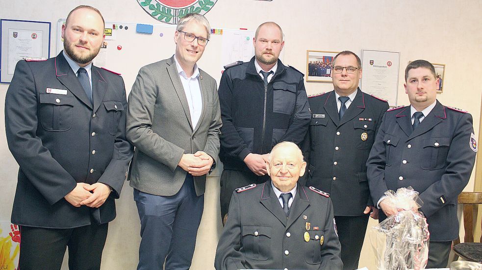Stadtbrandmeister Steffen Voß (stehend, von links), Bürgermeister Heiko Abbas, Ortsbrandmeister Martin Auen, Stadtbrandmeister Jörg Fisser und der stellvertretende Ortsbrandmeister Matthias Müllert ehrten Wilhelm Leißing (sitzend). Foto: privat