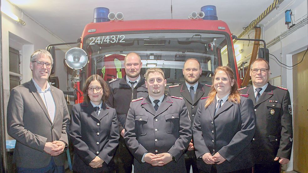 Dieler Feuerwehrleute und ihre Gäste auf der Jahreshauptversammlung (von links): Bürgermeister Heiko Abbas, Nadine Koch, Ortsbrandmeister Martin Auen, stellvertretender Ortsbrandmeister Matthias Müller, stellvertretender Stadtbrandmeister Steffen Voß, Cyra Winands und Stadtbrandmeister Jörg Fisser. Foto: privat