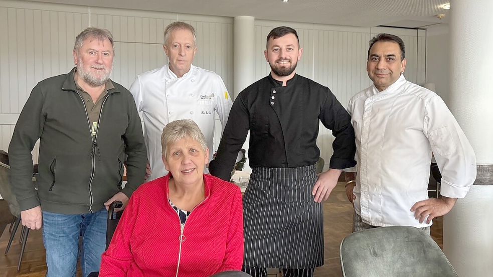Die Betreiberin Olga Janssen (vorn) mit ihrem Mann und Inhaber Gerd Janssen (von links), dem Küchenchef Hans-Gerd Gerdes und den Köchen Markeljan Pjetri und Kamal Kishore. Foto: Spindler