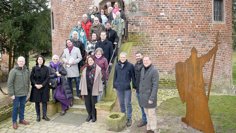 Die Beteiligten des Projektes Aller.Land schauten sich mit der Jury die Burg Stickhausen an. Foto: Stromann