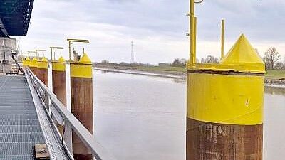 Die Dalbenköpfe bei der neuen Friesenbrücke wurden erfolgreich montiert. Foto: DB Infra GA AG