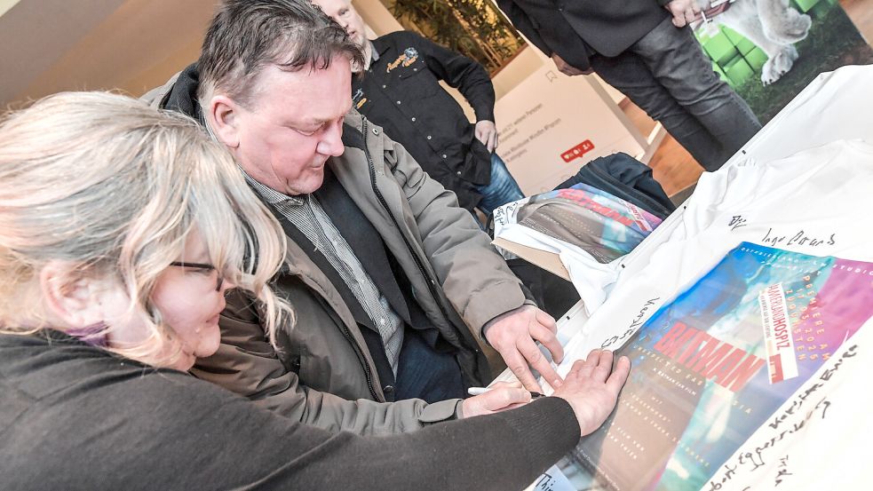 Einmal unterschreiben bitte: Das T-Shirt wurde im Anschluss an das Hospiz Ammerland übergeben. Ein zweites wird versteigert. Foto: Ortgies