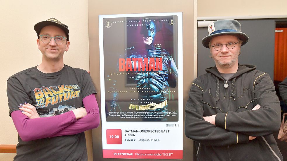 Etwa 150 Menschen haben sich die Film-Premiere angesehen, darunter auch Thomas Jans (links) und Henning Janssen aus Leer. Die beiden sind echte Batman-Fans. Foto: Ortgies
