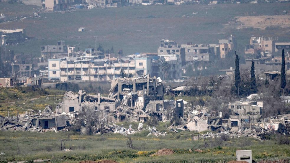 Zerstörte Gebäude im Gazastreifen von der Grenze zwischen Israel und Gaza aus gesehen. Foto: Ilia Yefimovich/dpa