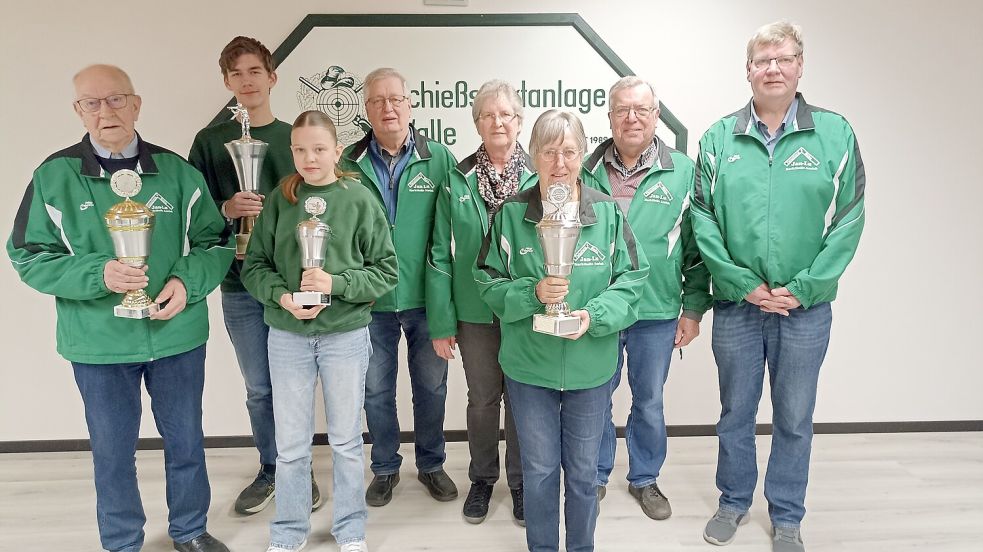 Als Vereins- und Kreismeister ehrte Vorsitzender Johann Wübbenhorst (rechts) die Schützen (von links): Gerhard Bohlen, Derk Stahmann, Luisa Eisenhauer, Johann Wübbenhorst, Edeltraud Bohlen, Alma de Groot und Alfred Janssen. Foto: privat