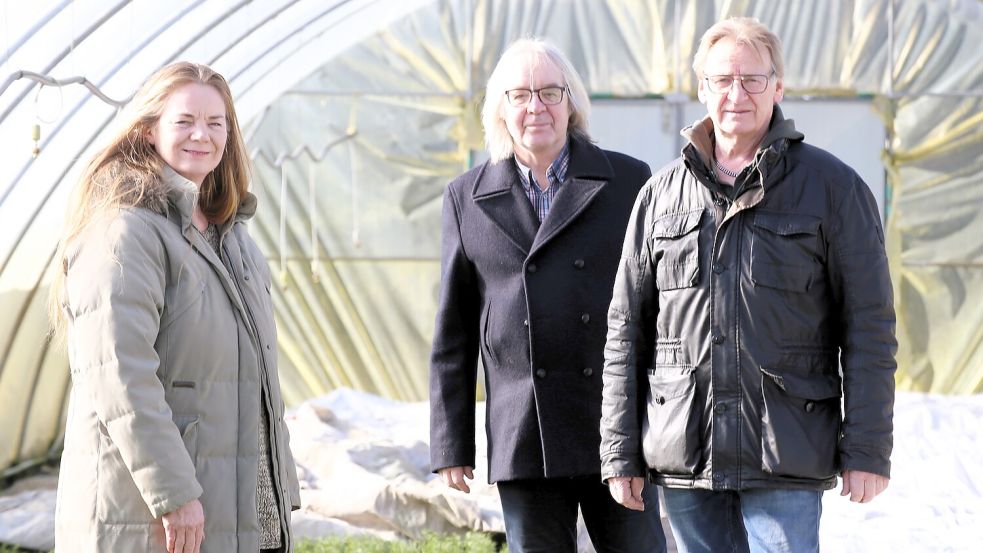 Myriam (von links) und Volker Hesberg haben die Kräutergärtnerei aufgebaut. Zukünftig wird Thomas Kampen sie für die Lebenshilfe als Inklusionsbetrieb weiter führen. Foto: Böning