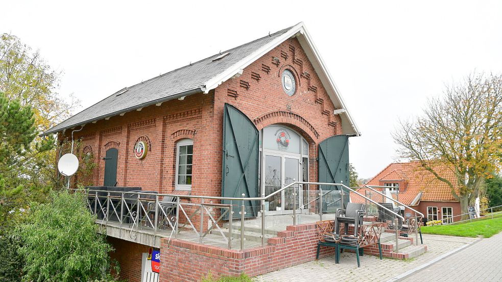Der Rettungsschuppen in Greetsiel war seit letztem Jahr geschlossen. Lange soll das Restaurant aber nicht mehr leerstehen. Foto: Wagenaar/Archiv