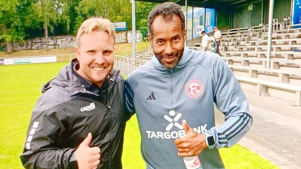 Mit seinem Heimatverein TuRu Düsseldorf traf Jan-Niklas Eickels in einem Testspiel einst auf Fortuna Düsseldorf, hier ein Bild mit Fortuna-Trainer Daniel Thioune. Foto: Privat