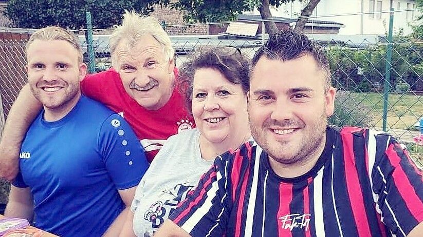 Jan-Niklas Eickels bei einem Familientreffen mit seinem Vater Konrad, Mutter Angelika und dem im November verstorbenen Bruder Dominik. Foto: Privat