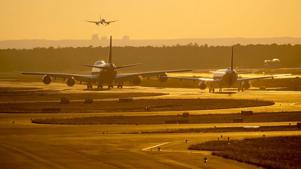 Flughafen Frankfurt: In einem Appell an die künftige Bundesregierung verlangt ein breites Bündnis von Verbänden eine Entlastung der Luftverkehrsbranche (Archivbild) Foto: Boris Roessler/dpa