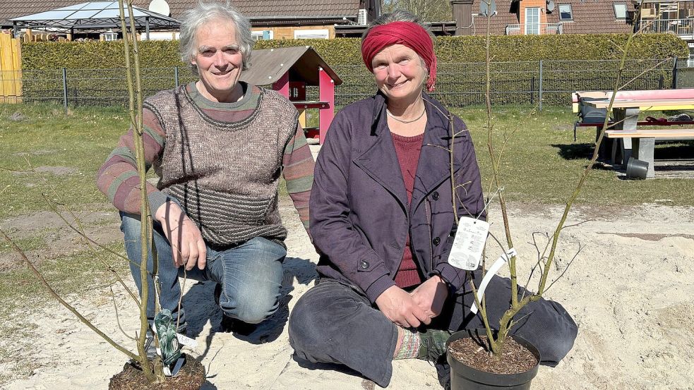 Gerrit Pohl und Heidrun Weber haben bei ihrer diesjährigen Pflanzaktion die Kinderspielplätze der Stadt im Visier. Hier sollen bald Bäume Schatten spenden. Foto: Mieke Matthes