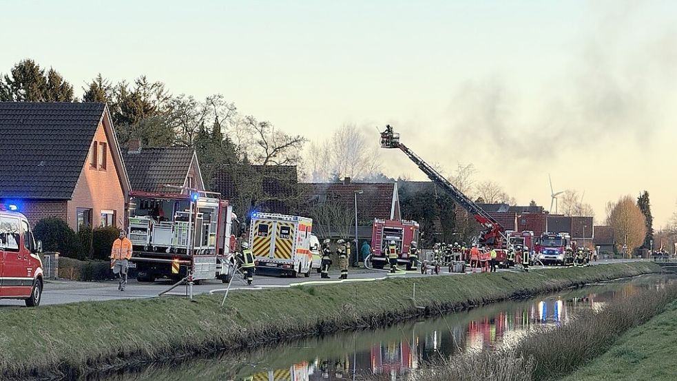 Die Rauchwolke bei dem Feuer an der 4. Südwieke war schon von weitem sichtbar. Foto: Hellmers