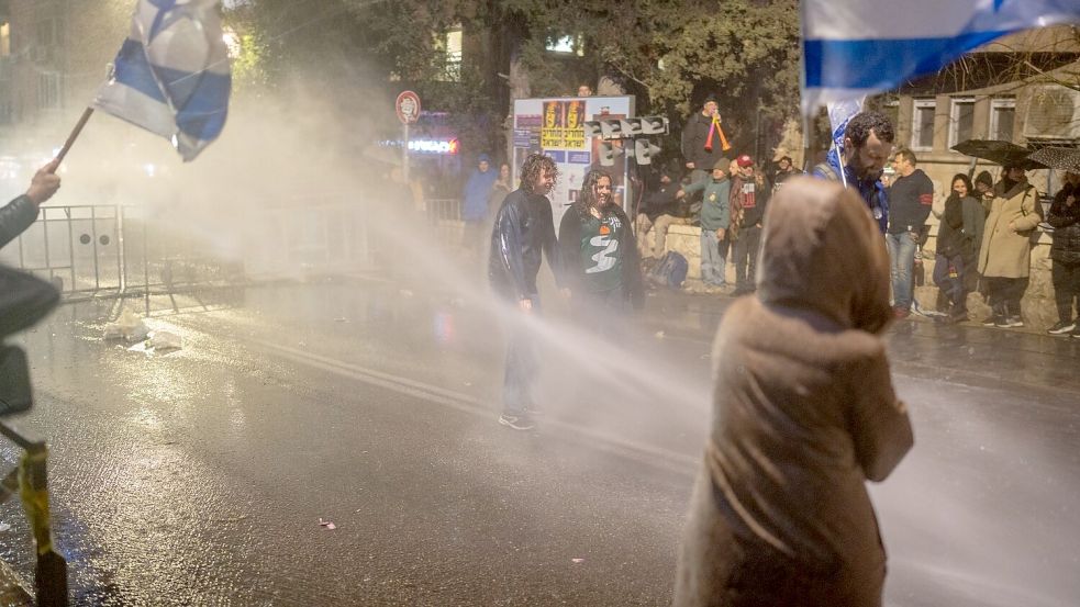 Tausende demonstrierten in Jerusalem gegen die Politik der israelischen Regierung. Foto: Ilia Yefimovich/dpa