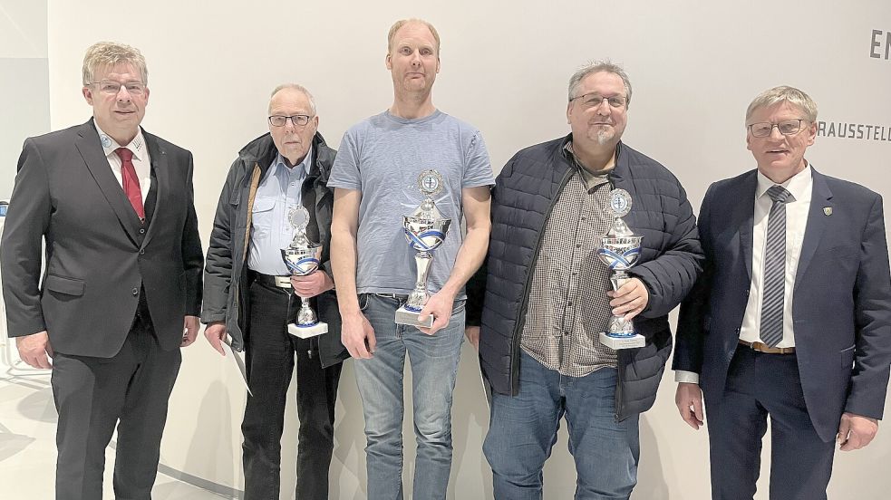Präsident Gerfried Meyer (links) und Bürgermeister Horst Feddermann (rechts) gratulierten den erfolgreichen Herren Peter Schulte (von links), Wilfried Saathoff und Carsten Dietrich und überreichten ihnen Pokale. Fotos: privat
