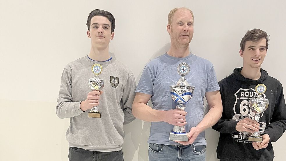 Die siegreichen Saathoffs vom Skatclub Ihlow: Adrian (von links), Wilfried und Jason.