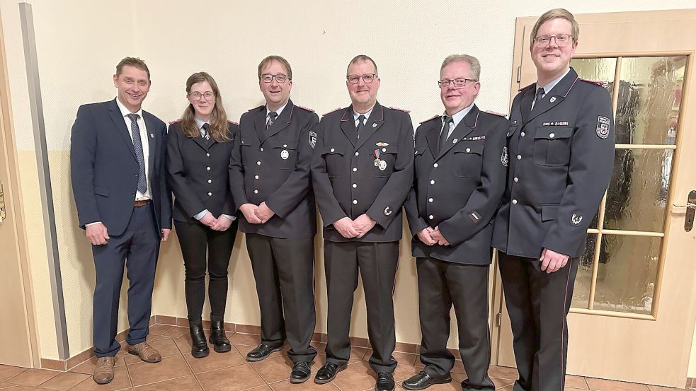 Das Foto zeigt (von links): Uplengens Bürgermeister Heinz Trauernicht, Ortsbrandmeisterin Wiebke Weihe, ihren Stellvertreter Andree Bullerjahn, Stefan de Vries und Hellwig Franzen sowie Gemeindebrandmeister Arne Saathoff. Foto: privat