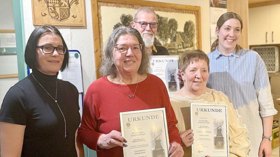 Mühlenvereins-Vorsitzende Tanja Luitjes (links) und Beisitzerin Tomma Berge (rechts) ehrten (von links): Hannelore Oldewurtel, Reinhard Oldewurtel und Hilda Ihnen. Foto: privat