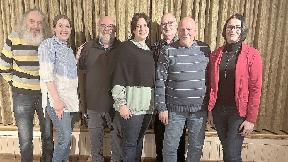 Den Vorstand des Mühlenvereins bilden (von links): Alfred Janssen, Tomma Berge, Xaver Schruhl, Verena Poppinga, Albert Janssen, Werner Arendt und Tanja Luitjens. Foto: privat