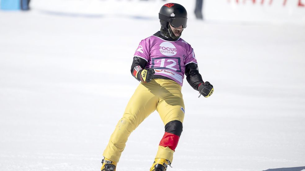 Snowboarder Stefan Baumeister jubelt über die Silbermedaille bei der WM. Foto: Gian Ehrenzeller/KEYSTONE/dpa