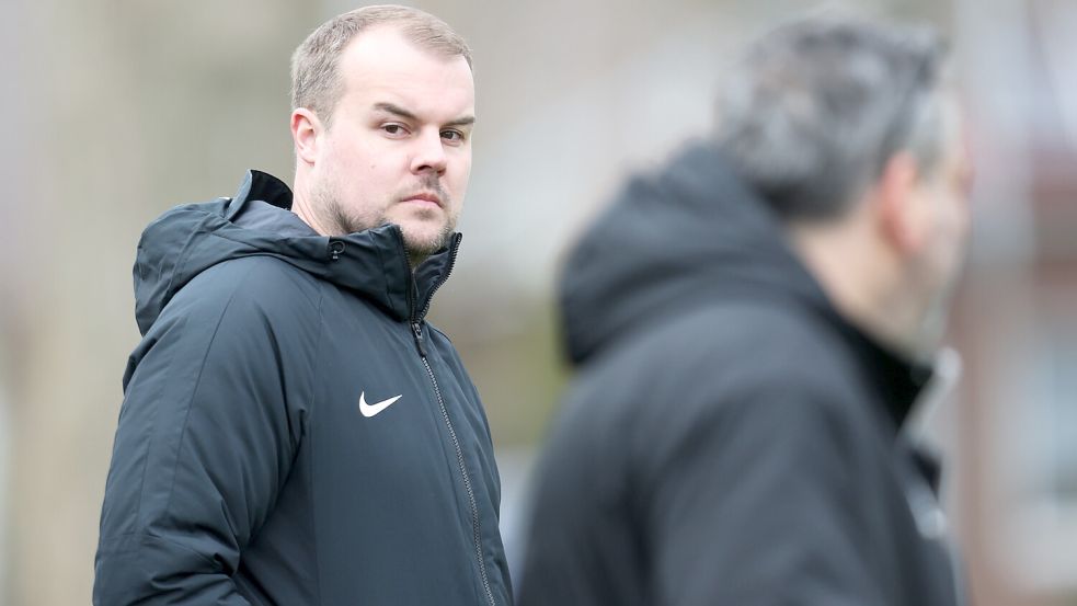 Trainer Sven Kleemeyer hatte kurz dem Anpfiff am Mittwoch plötzlich noch ein Torwart-Problem zu lösen. Woher noch einen Torwart bekommen? Foto: Doden/Emden